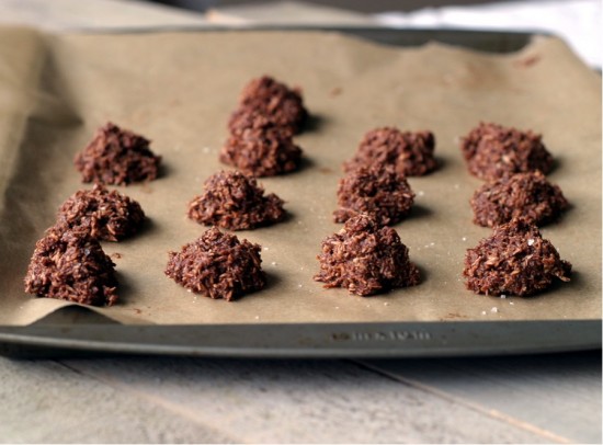 Chocolate macaroons using maple syrup and coconut oil