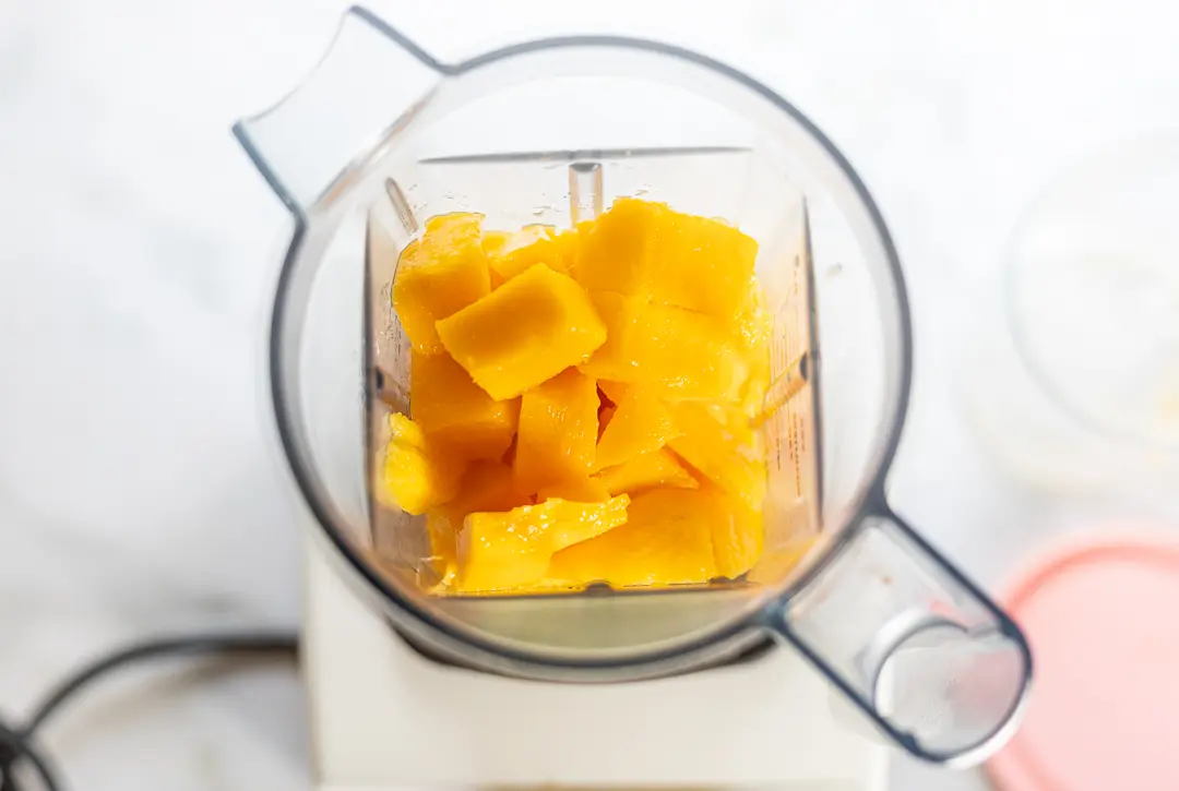 Mango in blender